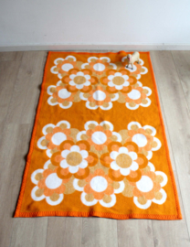 Oranje/witte vintage deken met bloemen. Retro sprei van dralon, vegan.