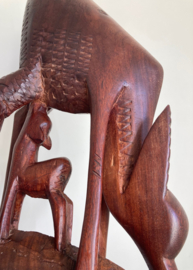 Groot vintage beeld - antilope met kalf. Retro hert / ree / gazelle