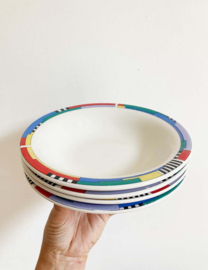 Set vintage borden, Kun - Lun - China . 4 diepe retro borden in Memphis stijl.