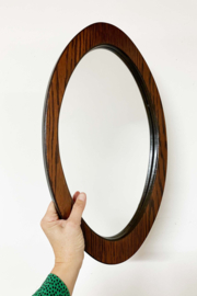 Ovale vintage spiegel in houten lijst. Retro wandspiegel