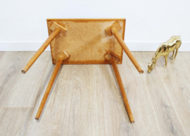 Houten vintage tafeltje met blauwe tegels. Retro plantentafel