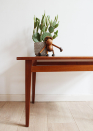 Houten vintage bijzettafel. Mid Century retro design tafeltje.