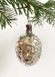Glazen vintage kerstbal - walnoot. Antiek zilveren kerstversiering