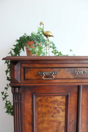 Antieke houten meidenkast. Vintage kast met brede lade en sierlijk beslag.