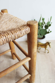 Houten vintage kruk met gevlochten zitting. Bohemien bankje / krukje