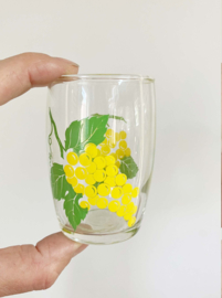Klein vintage sapglaasje. Retro glas met fruit decor.