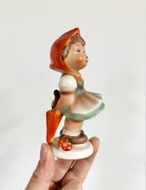 Keramieken meisje met paraplu en paddestoelen. Vintage Cortendorf beeldje - Hummel - Goebel stijl.