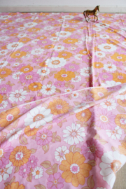 Super groot vintage laken met bloemen. Oranje / roze seventies stof / retro beddengoed