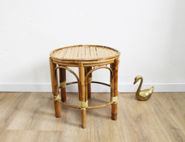 Vintage plantentafel van bamboe. Rotan retro Boho krukje