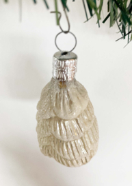 Glazen vintage kerstbal - kerstboom met sneeuw. Retro kerstversiering, creme