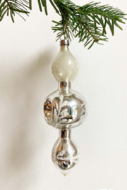 Glazen vintage kerstbal - Royale pegel met deuk. Antiek zilveren kerstornament