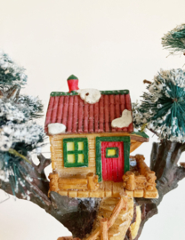 Gezellige boomhut voor in je kerstdorp. Kersthuisje / Kerst ornament