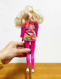 Vintage Barbiepop met roze outfit. Retro speelgoed pop, jaren 90.