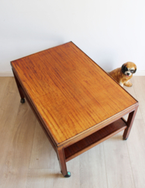 Houten vintage salontafel met dubbel blad. Retro tafel op wieltjes