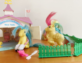 Vintage My Little Pony Show Stable uit de jaren 80 . Retro speelgoed huis met pony's en paardjes