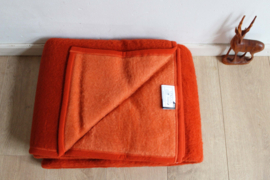 Oranje/ rode retro deken van dralon. Eenpersoons vegan sprei/plaid.
