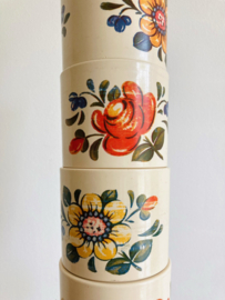 Set vintage Emsa bekers met bloemen. Retro campingservies - mokken