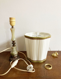 Vintage lamp op albast/marmeren voet. Kitsch tafellamp met geplooide kap.