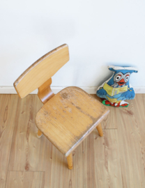 Houten vintage schoolstoeltje. Retro kleuter / peuter stoel