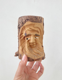 Houten handgesneden kandelaar met bosfiguur. Vintage kaarsenhouder met gezicht