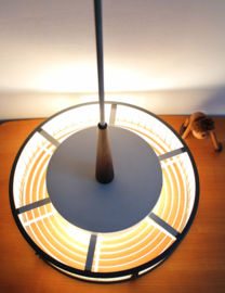 Vintage hanglamp met teak houten detail. Mid Century retro design lamp.