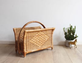 Vintage rotan krantenbak. Boho style lectuurbak / magazine holder van riet.