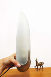 Vintage wandlampje van melkglas. Art Deco stijl lamp met zilveren details