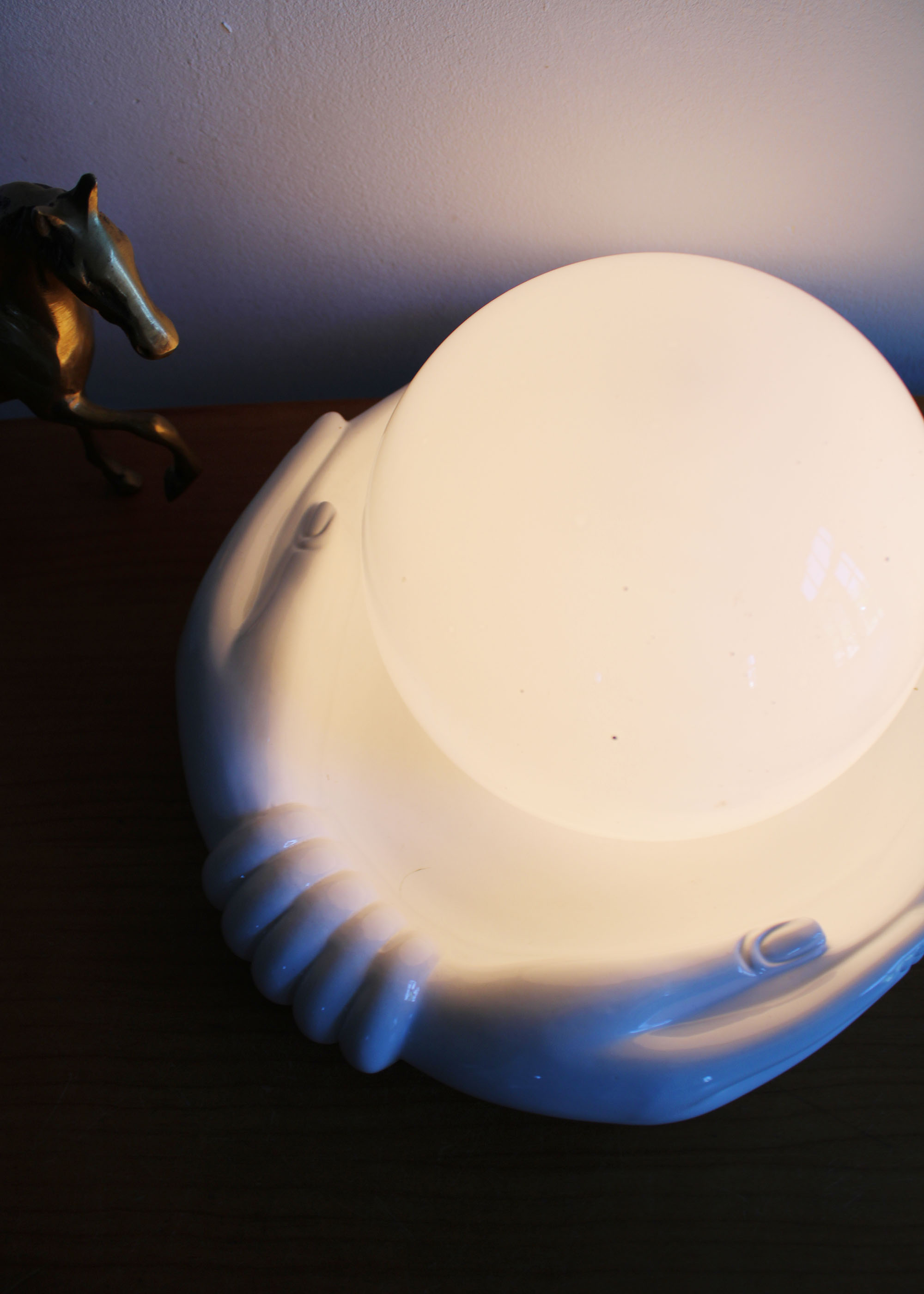 Witte vintage tafellamp, handen met bal. Keramieken retro bol lamp