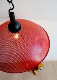 Rood metalen vintage hanglamp. Pilastro stijl retro lamp.