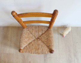 Vintage kinderstoeltje met biezen zitting. Houten boho stoeltje