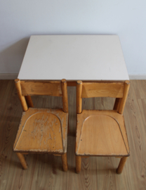 Houten vintage lessenaar met 2 stoeltjes. Retro Schilte tafel met schoolstoelen