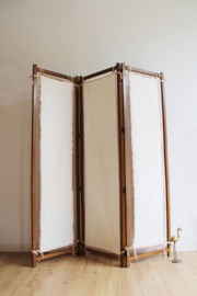 Houten vintage kamerscherm met gequilte stof. Kleurrijke Boho roomdivider