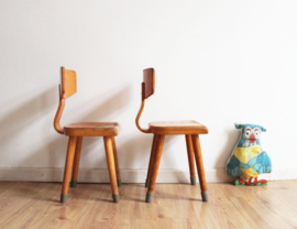 Set houten vintage stoeltjes van Schilte. Retro schoolstoel, 2 stuks