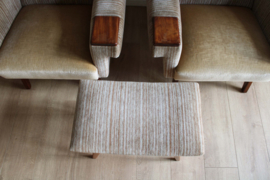 Set vintage fauteuils met voetenbankje. Retro Mid Century design stoelen.