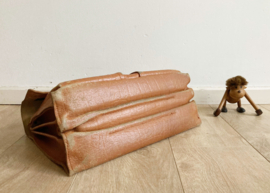 Bruin lederen vintage schooltas. Retro boekentas / aktetas van leer.