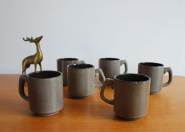 Set van 6 stenen vintage kopjes. Bruine retro koffie koppen/mokken