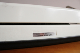Vintage typmachine in zwarte koffer. Retro schrijfmachine, Silver Reed, Japan