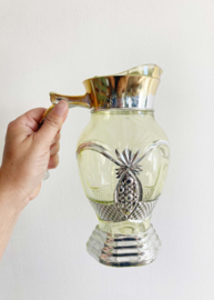Glazen vintage karaf met ananassen. Antieke schenkkan / waterkan van geel glas
