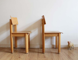 Set houten vintage schoolstoeltjes. Retro peuter / kleuter stoel