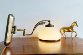 Vintage wandlamp met zwenk-arm.  Bronskleurig lampje met glazen kap.