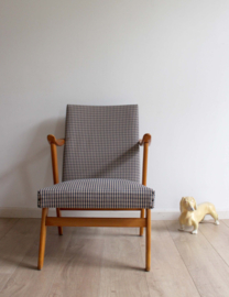 Vintage fauteuil met ruitjes bekleding. Retro design lounge stoel