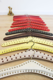 14 vintage kledinghangers van skai leer. Set retro kleerhangers o.a. met studs