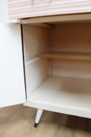 Vintage commode met ledikantje met hertje. Houten retro kast + bedje