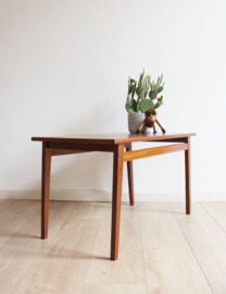 Houten vintage bijzettafel. Mid Century retro design tafeltje.