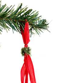 Vier zilveren kerstballen aan rood lint. Vintage kerstdecoratie.