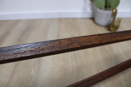 Hoog houten vintage tafeltje. Antieke Art Deco stijl plantentafel.