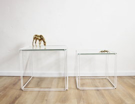 Set vintage bijzettafels, Isocele -  Max Sauze. Wit metalen retro design  mimiset.