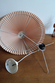 Zalm rozige vintage plafondlamp. Retro design lamp met geplooide kap.