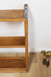 Houten vintage bordenrek met haken. Brocante rek voor aan de muur.