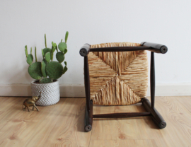 Houten vintage krukje met biezen zitting. Bohemien / retro kruk